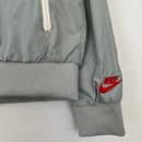 Corta Vento Nike AS WR Cinza e Off White